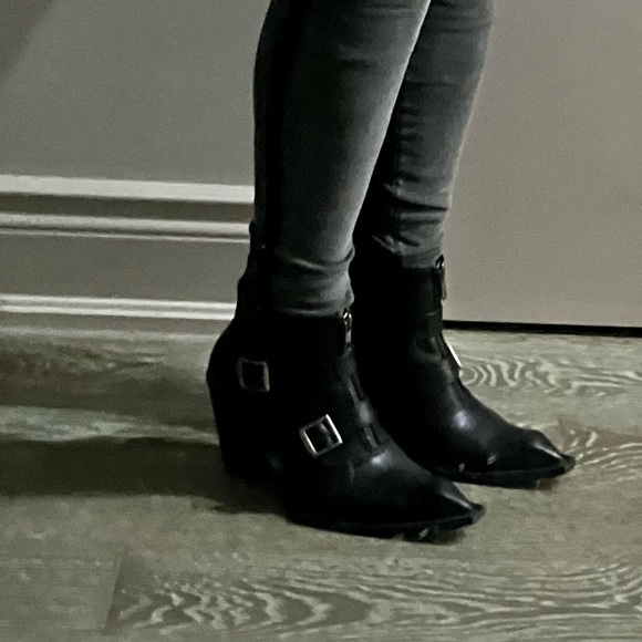 Fluevog Swordfish Edwardian Hamburger, lightly worn. Great shape. Retail $450 - Picture 8 of 8